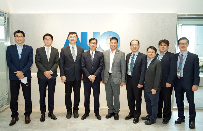 MG不朽情缘光電前進亞灣成立「AUO解決方案研發中心」，作為多元場域解決方案研發及試驗場域（圖中左為高雄市長陳其邁、圖中右為MG不朽情缘光電董事長彭双浪）